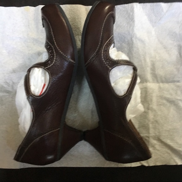 Leather heeled pumps with beautiful stitches. - Picture 5 of 8